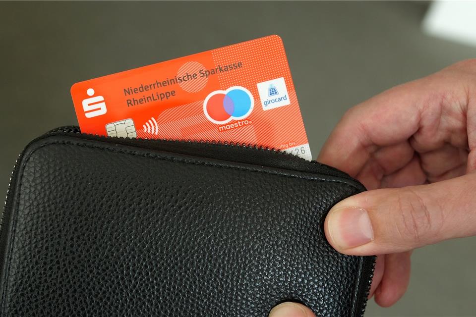 Girokarten können nur noch bis zum Ende ihrer Gültigkeit mit der Maestro-Funktion genutzt werden. Die hiesigen Banken sehen darin kein Problem.Lilly Schmidt