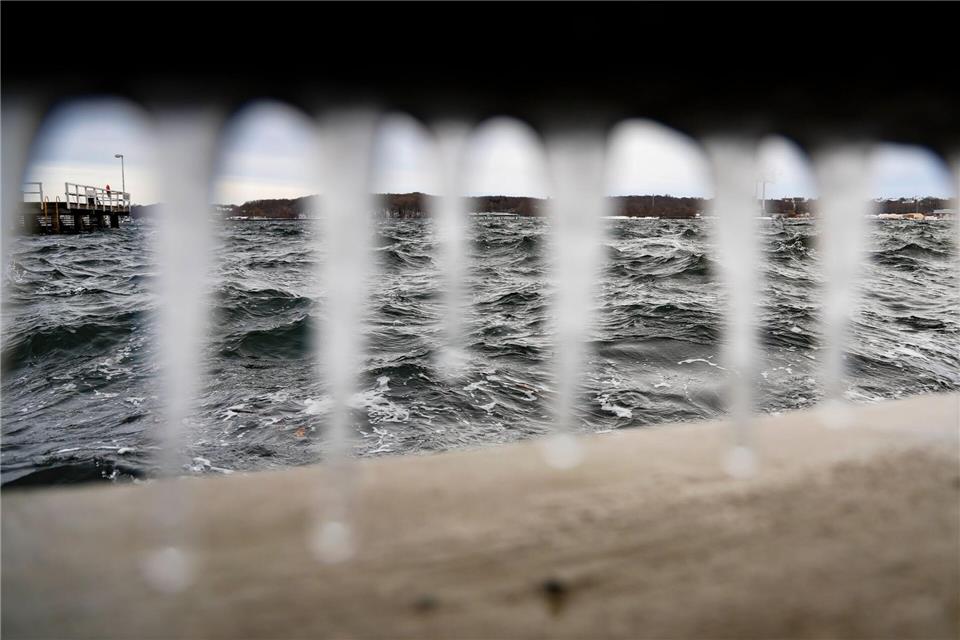 Gischt der Ostsee friert an Land zu Eisformationen.Frank Molter/dpa
