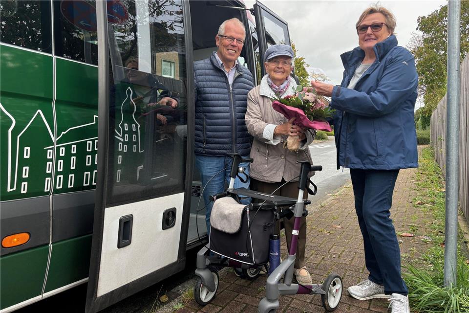 Gisela Wolfeil (Mitte) ist der 100.000. Fahrgast des Borkener Bürgerbusses. Dazu gratulierten ihr Richard Robers und Margarete Bieber vom Bürgerbusverein.