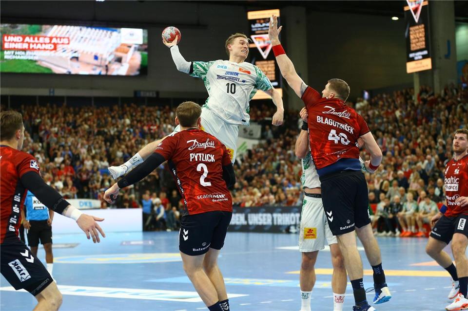 Gisli Kristjansson (M) verlängert seinen Vertrag in Magdeburg bis 2030. (Archivbild)Michael Hundt/dpa