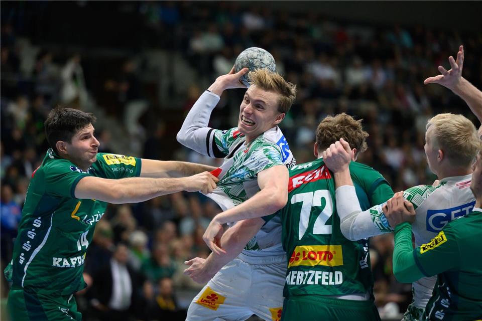 Gisli Kristjansson (hier am Ball) und die Bundesliga-Handballer des SC Magdeburg ließen dem SC DHfK Leipzig nicht den Hauch einer Chance.Hendrik Schmidt/dpa