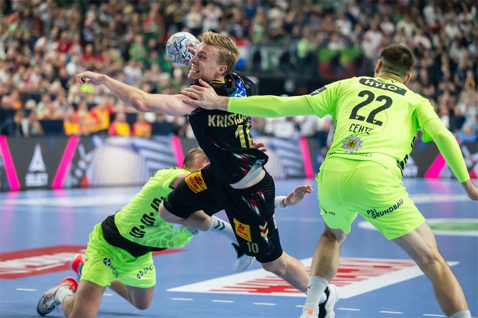 Gisli Thorgeir Kristjansson (M) ist der Star des SC Magdeburg. (Archivbild)Marius Becker/dpa