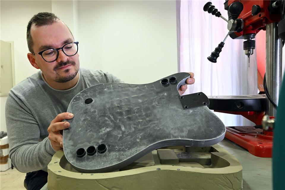 Gitarren baut der 39-Jährige bislang nebenberuflich.Martin Schutt/dpa