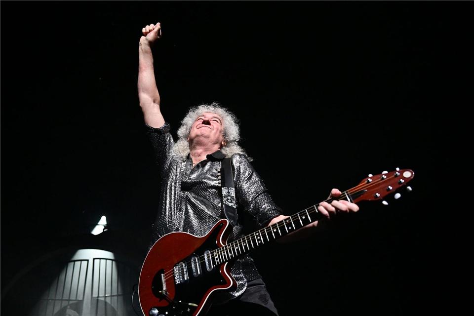 Bilder des Tages Gitarrenlegende Brian May begeistert das Publikum mit einer Zugabe bei der Premiere von „We Will Rock You“.Bernd Weißbrod/dpa