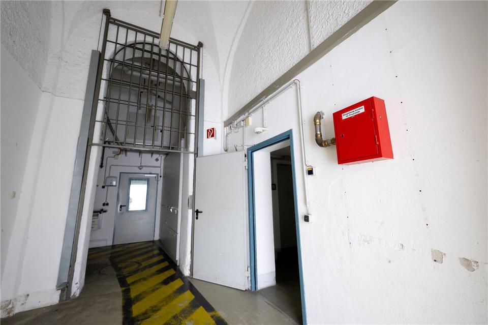 Gitter erinnern überall daran, dass hier nicht jeder gehen wollte, wenn er wollte. Sven Hoppe/dpa