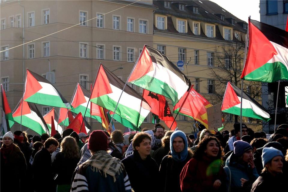 Gitter trennen rivalisierende Demonstrationen im Leipziger Stadtteil Connewitz.Sebastian Willnow/dpa