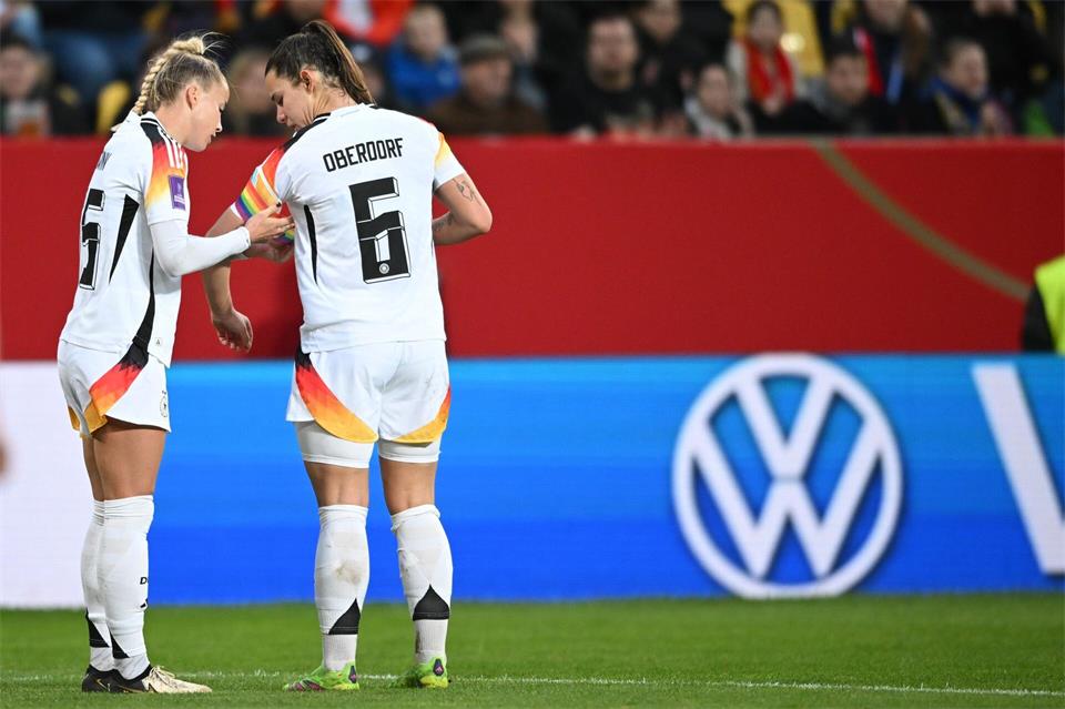 Giulia Gwinn (l) und Lena Oberdorf sind auch für die DFB-Elf unheimlich wichtig. (Archivbild)Sebastian Christoph Gollnow/dpa