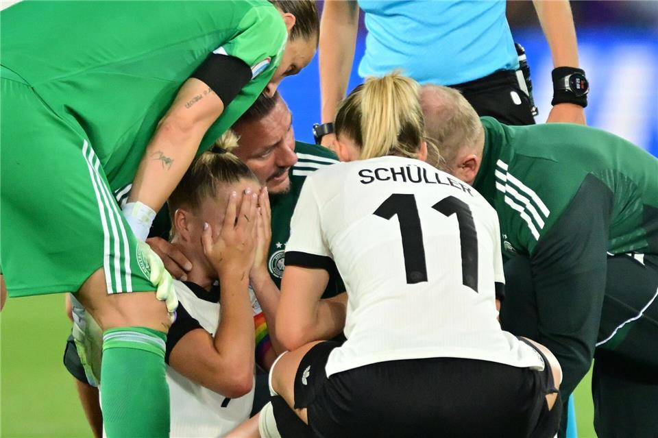 Giulia Gwinn muss verletzt raus.Sebastian Gollnow/dpa