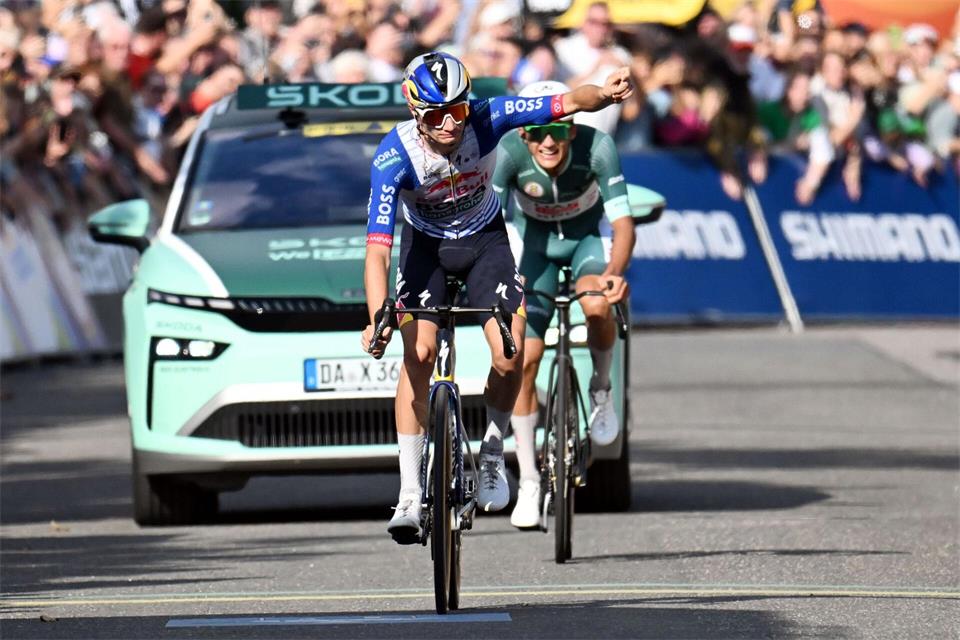 Giulio Pellizzari siegte im Sprint vor Isaac del Toro.Uli Deck/dpa