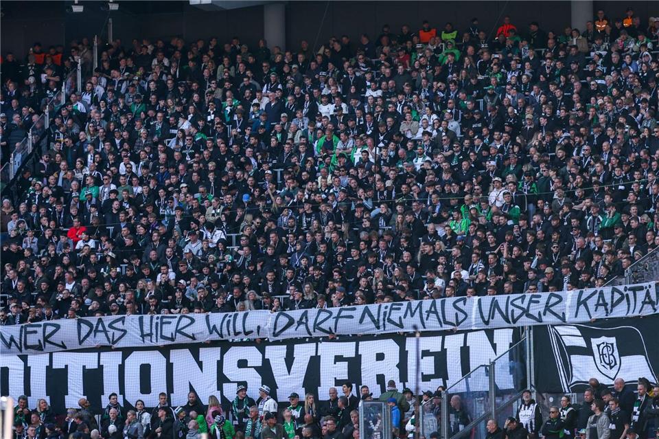 Gladbach-Fans zeigten ein Banner gegen ihren Kapitän Rocco Reitz.Jan Woitas/dpa