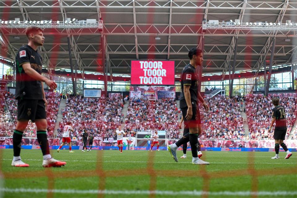 Gladbach startet bei RB Leipzig gut, verliert dann aber deutlich.Jan Woitas/dpa