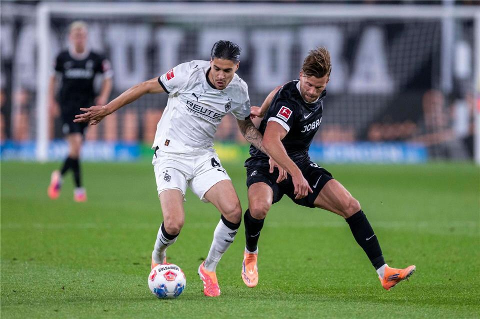 Gladbach und Freiburg lieferten sich packende Zweikämpfe.David Inderlied/dpa