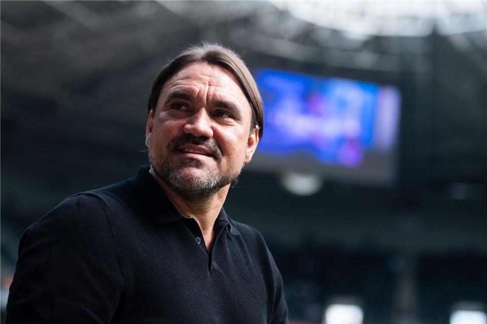 Gladbachs Trainer Daniel Farke steht im Stadion.