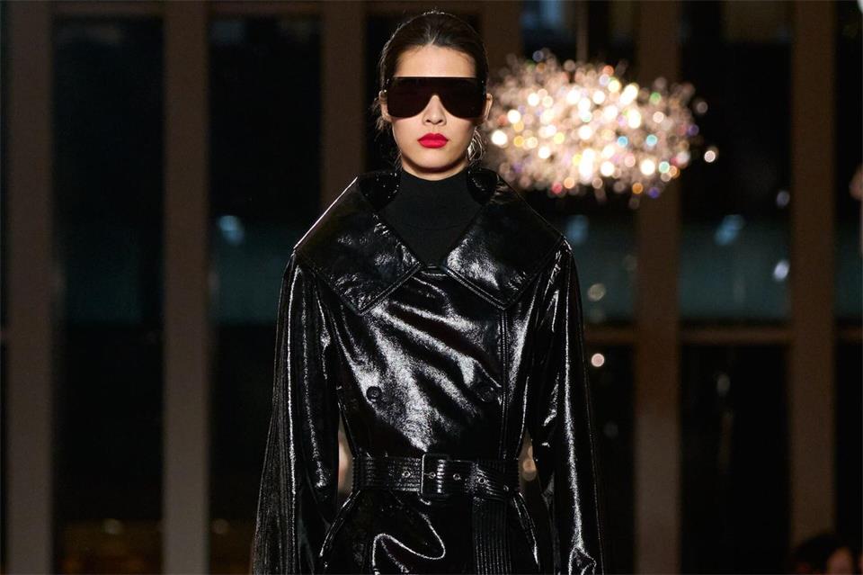 Glänzender Auftritt: Der gelingt mit Modellen wie diesem Mantel aus der Herbst-/Winterkollektion 2026/27 von Michael Kors.Isidore Montag/Michael Kors/dpa-tmn