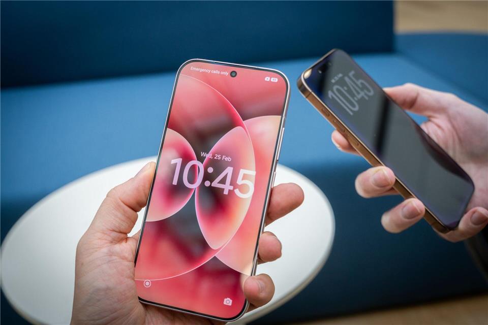 Glänzender Rahmen, abgerundete Kanten. Das Xiaomi 17 hat dieselbe Anmutung wie aktuelle iPhones - auch in der Hand fühlen sich die beiden Smartphones bemerkenswert ähnlich an.Zacharie Scheurer/dpa-tmn