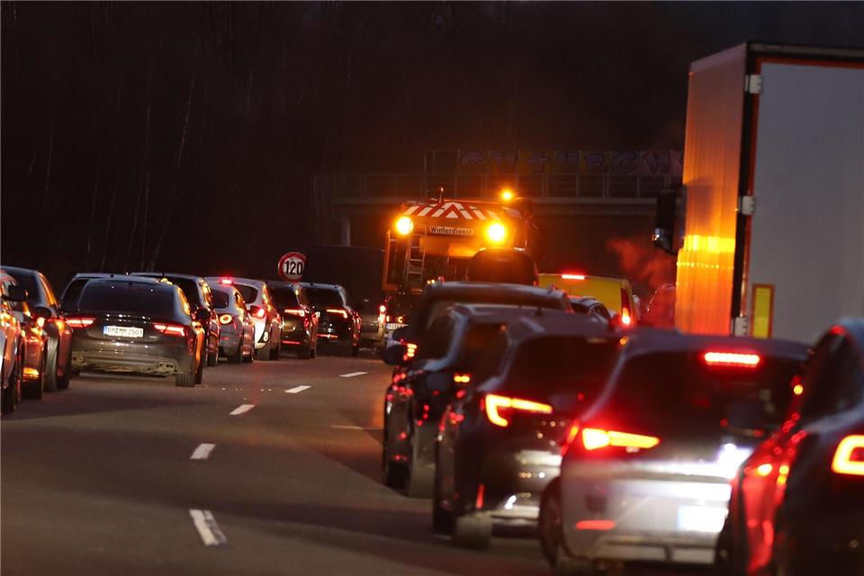 Glätte hat auf der A1 am Morgen zu mehreren Unfällen geführt.Sascha Thelen/dpa