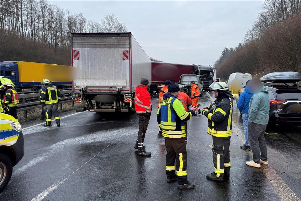Glätte hat auf der A44 eine Unfallserie ausgelöst.Christian Müller/dpa