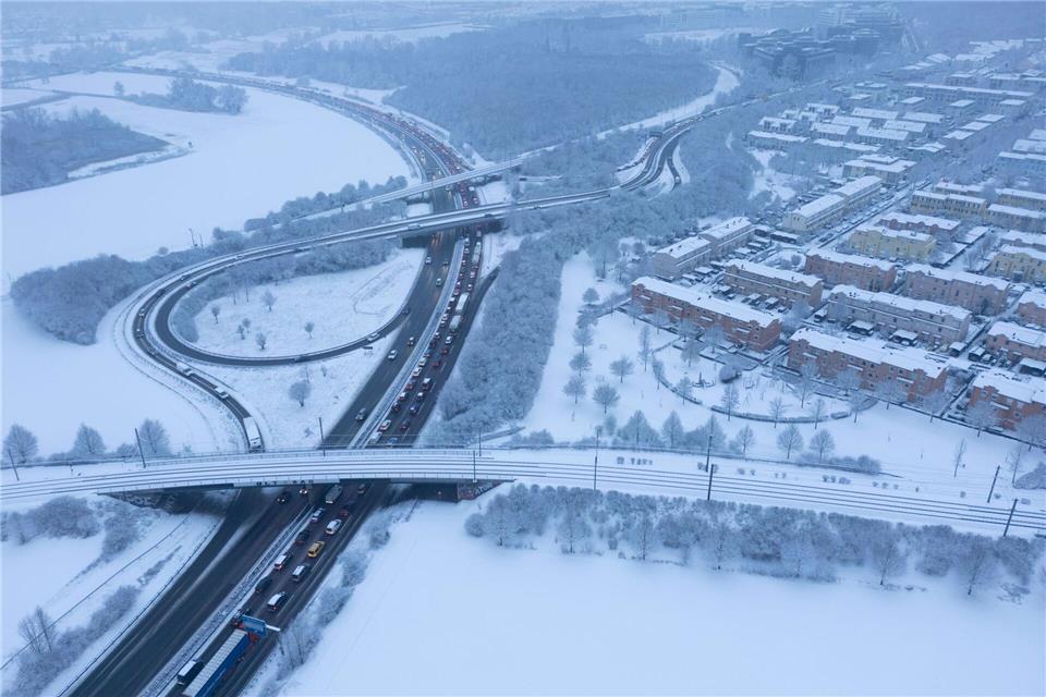 Glätte sorgte für zahlreiche Unfälle.Boris Roessler/dpa
