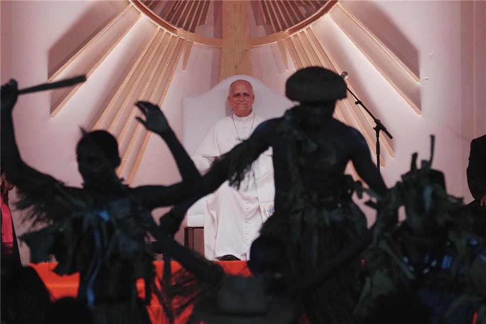 Gläubige in traditionellen Kostümen treten für Papst Leo XIV. während seines Treffens mit jungen Menschen und Familien im Stadion von Bata in Äquatorialguinea auf.Andrew Medichini/AP/dpa
