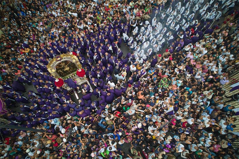 Gläubige nehmen in Lima an einer Prozession zum Festtag des Señor de los Milagros, Herr der Wunder, auch Schwarzer Christus oder Cristo Morado genannt, teil.Martin Mejia/AP/dpa