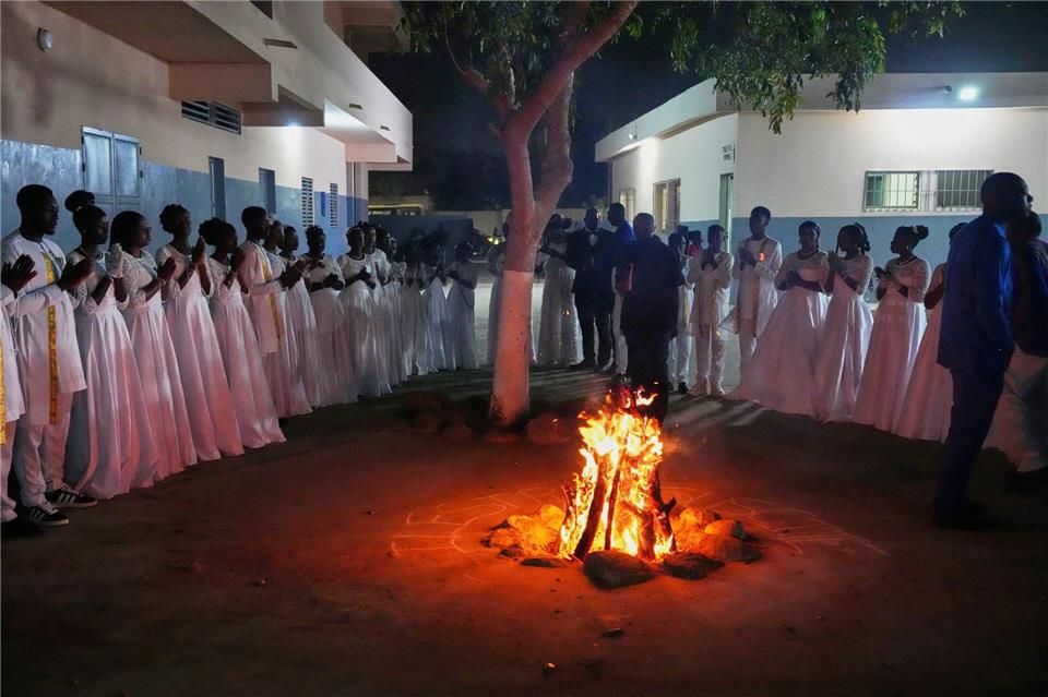 Gläubige versammeln sich während der Osternachtsmesse in Dakar.Misper Apawu/AP/dpa