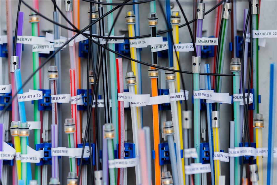 Glasfaser ermöglichen eine schnelle Datenübertragung. (Archivbild)Rolf Vennenbernd/dpa