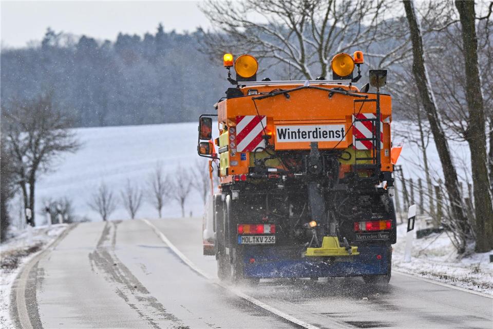 Glatte Straßen müssen gestreut werden. Der Landesbetrieb Straßenwesen Brandenburg ist für den Winterdienst auf Bundes- und Landstraßen, aber auch Radwegen zuständig. (Archivbild)Patrick Pleul/dpa/ZB
