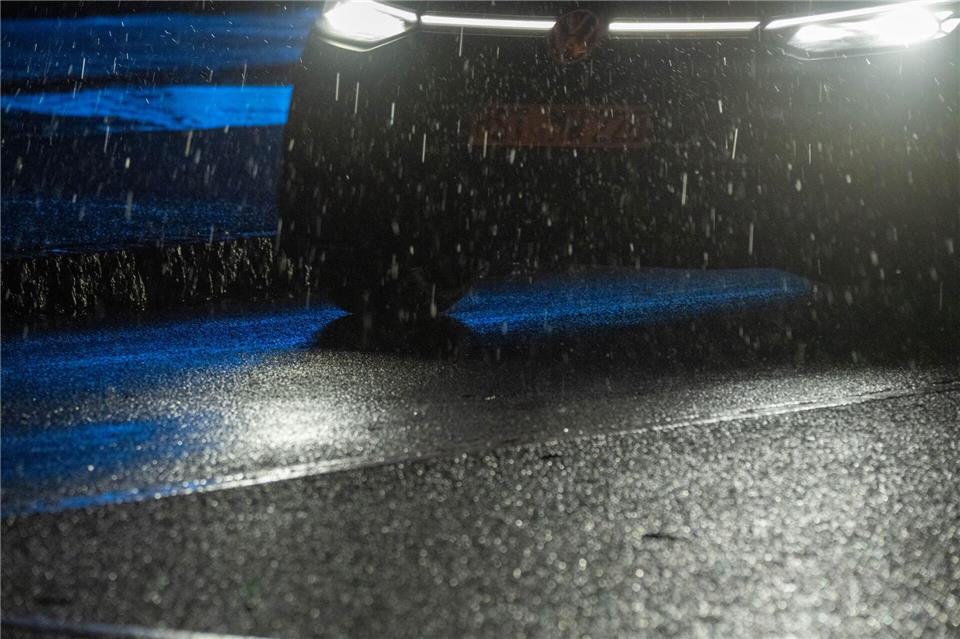 Glatte Straßen und Schneefall führten zu zahlreichen Unfällen in beiden Bundesländern. (Archivbild)Stefan Sauer/dpa