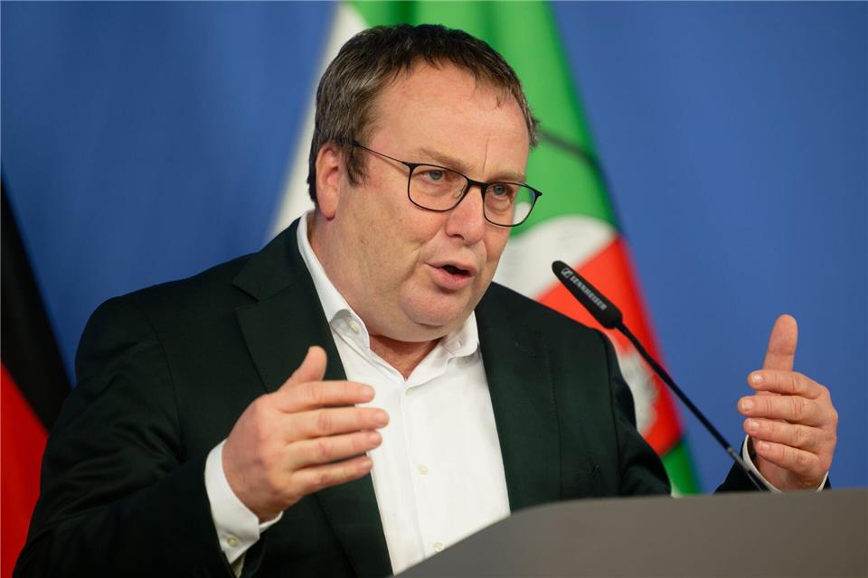 Glaubt, dass das Eezy-Ticket künftig noch deutlich häufiger genutzt wird: NRW-Verkehrsminister Oliver Krischer (Grüne). (Archivbild)Henning Kaiser/dpa