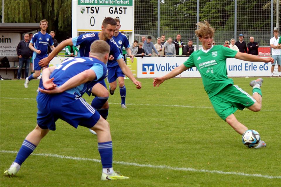 Gleich dreifach erfolgreich war der Raesfelder Ben Brömmel (rechts) beim furiosen 5:0 gegen den SuS Stadtlohn am 10. Mai. Doch nun darf der Verlierer des Spitzenspiels als Vize hinter dem TSV doch noch mit dem Meister eine Spielklasse höher.