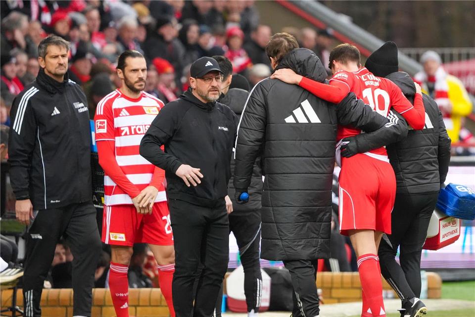 Gleich in der Anfangsphase musste Janik Haberer durch Christopher Trimmel ersetzt werden. Soeren Stache/dpa