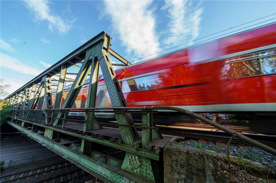 Gleich mehrere Brücken baut die Bahn in Frankfurt aus oder neu. (Archivbild)Andreas Arnold/dpa