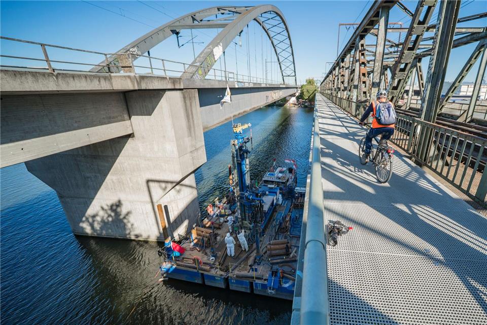 Gleich mehrere Brücken baut die Bahn in Frankfurt aus oder neu. (Archivbild)Andreas Arnold/dpa