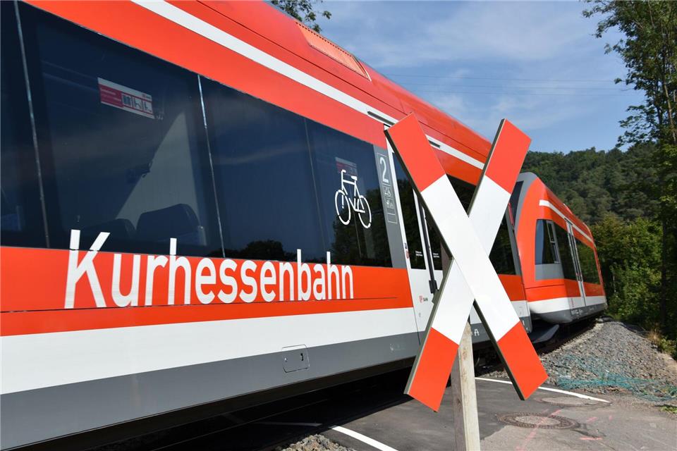 Gleich mehrere Übergänge über die Strecke der Kurhessenbahn müssen erneuert werden. (Archivbild)picture alliance / dpa