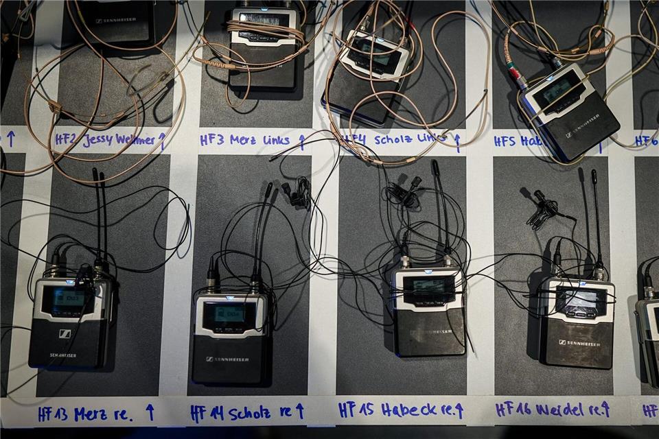 Gleich werden die Gäste verkabelt. Vor Beginn der ARD-Sendung liegen die Mikrofone der Kanzlerkandidaten auf einem Tisch.Kay Nietfeld/dpa