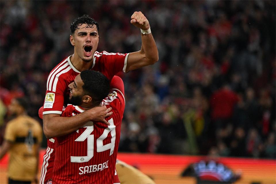 Gleich wieder obenauf - die Bayern, hier mit 4:1-Schütze Aleksandar Pavlovic und Vorbereiter Ismael Saibari (Nr. 34). Sven Hoppe/dpa