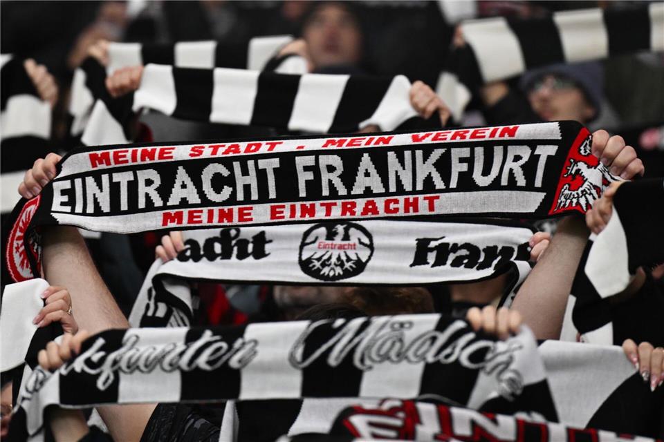 Gleich zu Beginn des Jahres dürfen sich die Fans von Eintracht Frankfurt auf einen Kracher freuen. (Archivbild)Arne Dedert/dpa