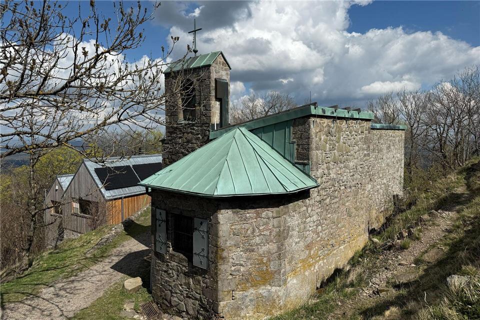 Gleich zwei Einkehrmöglichkeiten: Für die innere Einkehr steht die Gangolfskapelle bereit, für das leibliche Wohl der Wanderinnen und Wanderer wird in der neuen Milseburghütte (im Hintergrund) gesorgt.Michael Bauer/dpa
