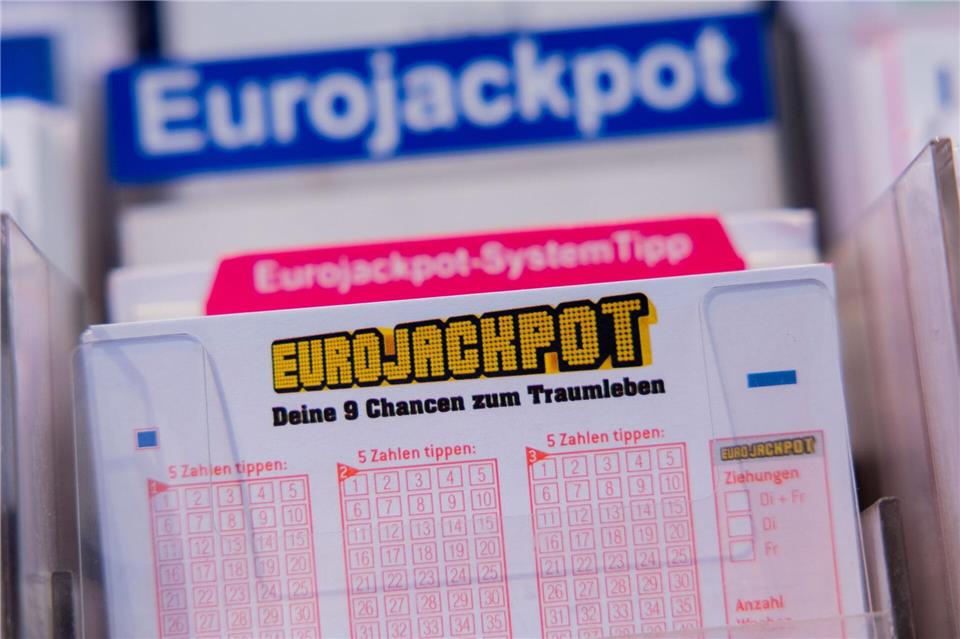 Gleich zwei Millionengewinne gehen nach Sachsen. (Symbolbild)Rolf Vennenbernd/dpa