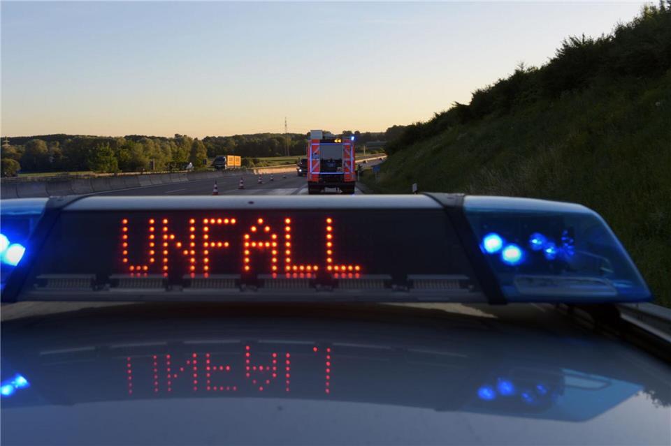Gleich zwei mal haben brennende Lkws am Wochenende für Sperrungen auf hessischen Autobahnen gesorgt (Symbolbild).Stefan Puchner/dpa