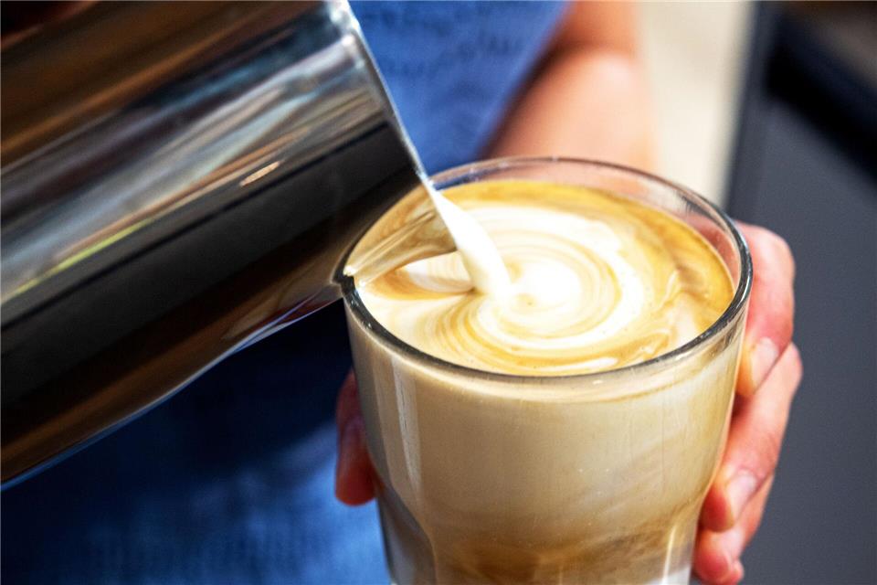 Gleicher Süßungseffekt: Wer seinen Kaffee für gewöhnlich mit Zucker trinkt, kann auch laktosefreie Milch statt Kuhmilch nehmen.picture alliance/dpa/dpa-tmn