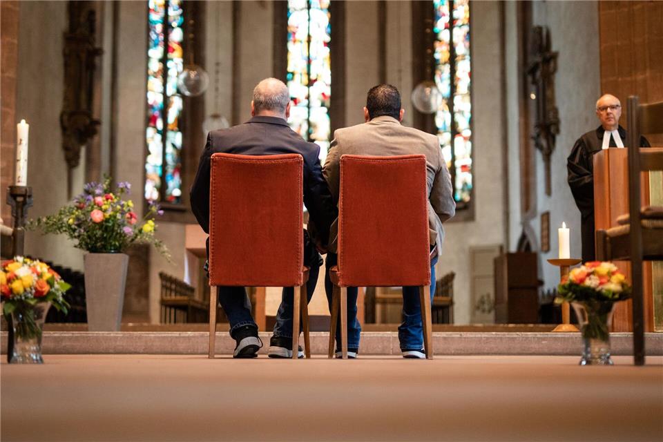Gleichgeschlechtliche Paare können sich weiter nicht in der evangelischen Landeskirche trauen lassen. (Archivbild) Christoph Schmidt/dpa
