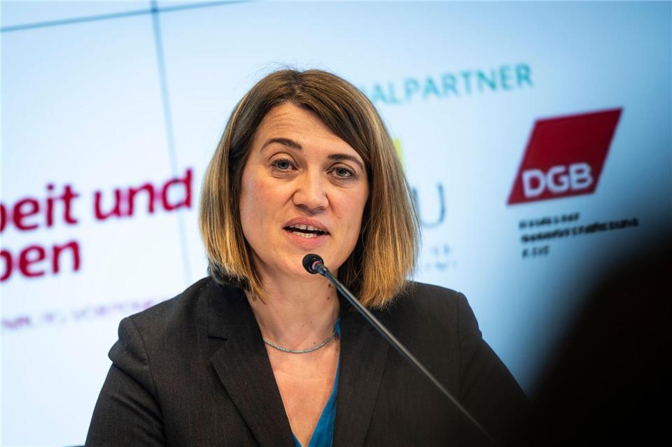 Gleichstellungsministerin Jacqueline Bernhardt (Linke) warb in Schwerin für den Zukunftstag.Philip Dulian/dpa