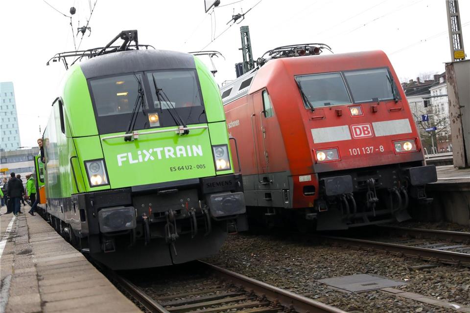 Gleis an Gleis: Flixtrain und die dominierende Konkurrenz Deutsche Bahn. (Archivbild) Christian Charisius/dpa