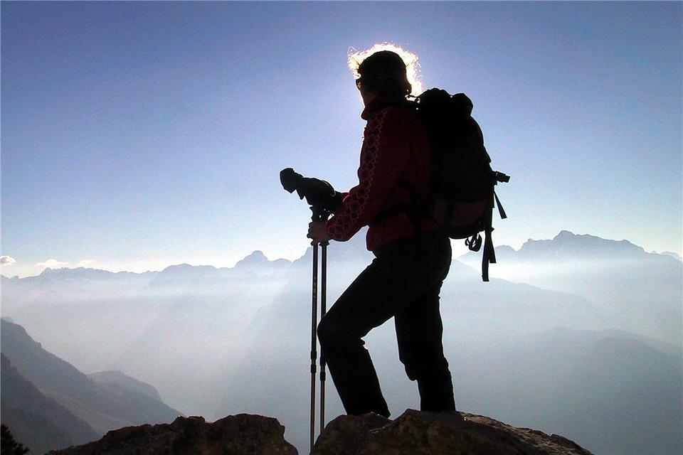 Gleißendes Sonnenlicht: Gerade beim Wandern und in der Höhe wird spezielle UV-Schutzkleidung auch Erwachsenen empfohlen.Wolfgang Kumm/dpa/dpa-tmn