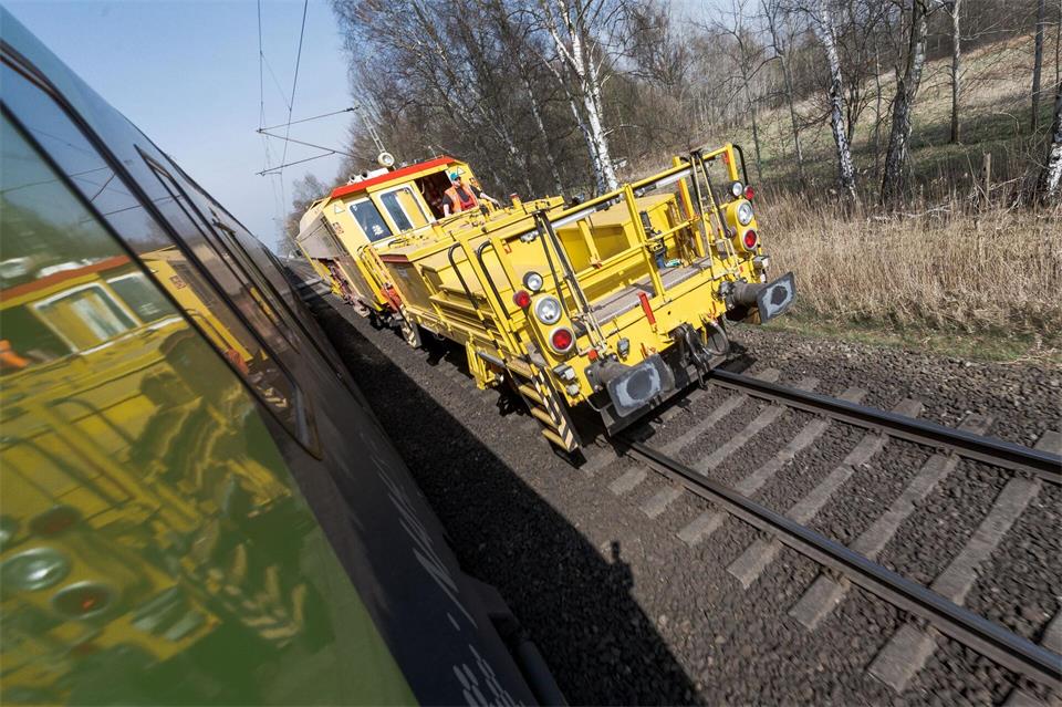 Gleisstopfmaschinen gehören zu dem schweren Gerät, das bei den Generalsanierungen von Bahnstrecken zum Einsatz kommt. (Archivbild)Markus Scholz/dpa