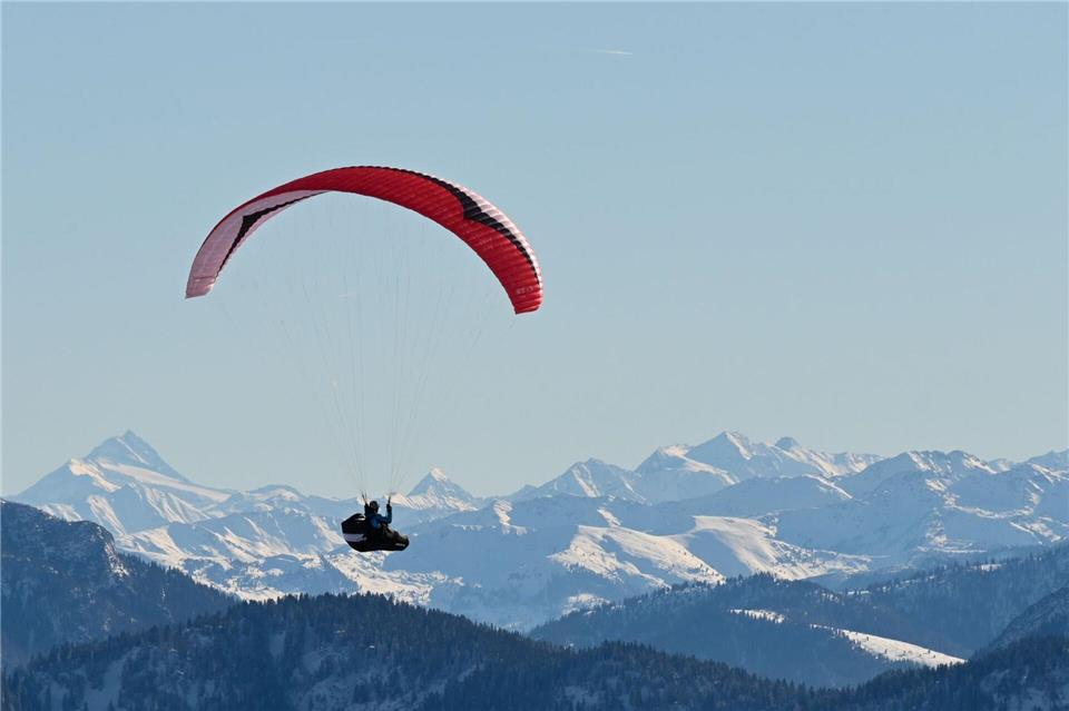 Gleitschirmfliegen ist besonders im Sommer ein beliebter Sport. (Symboldbild)Tobias Hase/dpa