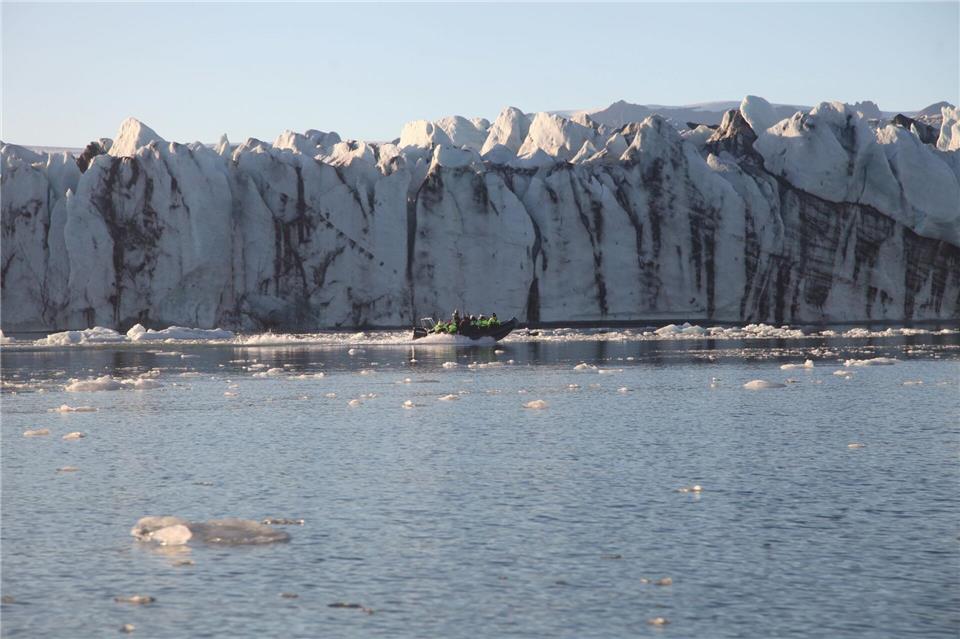 Gletschersee Jökulsárlón: Bootstouren bringen Touristen nah an die Gletscherwand. Manuel Meyer/dpa-tmn