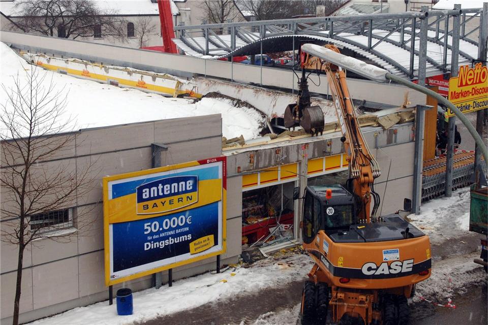 Glimpflich endete ein Dacheinsturz eines Supermarkts in Töging. (Archivbild)Armin Weigel/dpa