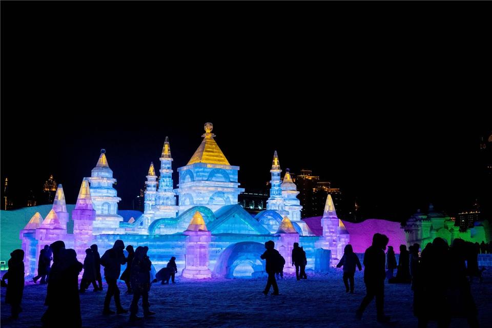 Glitzernde Winterwelt: Manzhouli feiert internationales Eisfestival in der Inneren MongoleiLian Zhen/XinHua/dpa